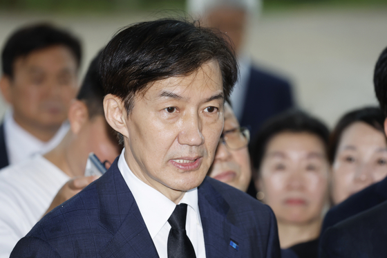 조국 조국혁신당 혁신정책연구원장이 지난 26일 광복절 특별 사면 복권 후 처음으로 호남을 찾아 광주 북구 국립5.18민주묘지를 참배하고 기자들과 질의응답을 하고 있다. 뉴스1