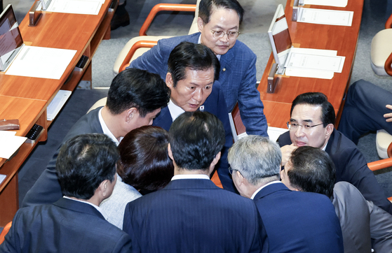 정청래 더불어민주당 대표가 27일 오후 국회 본회의장에서 민형배 검찰개혁 특별위원회 위원장 등 의원들과 대화하고 있다. 김성룡 기자