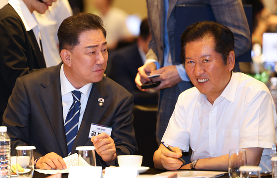 28일 인천시 중구 파라다이스시티 컨벤션에서 열린 더불어민주당 의원단 워크숍에서 정청래 대표(오른쪽)와 김병기 원내대표가 대화하고 있다. 연합뉴스