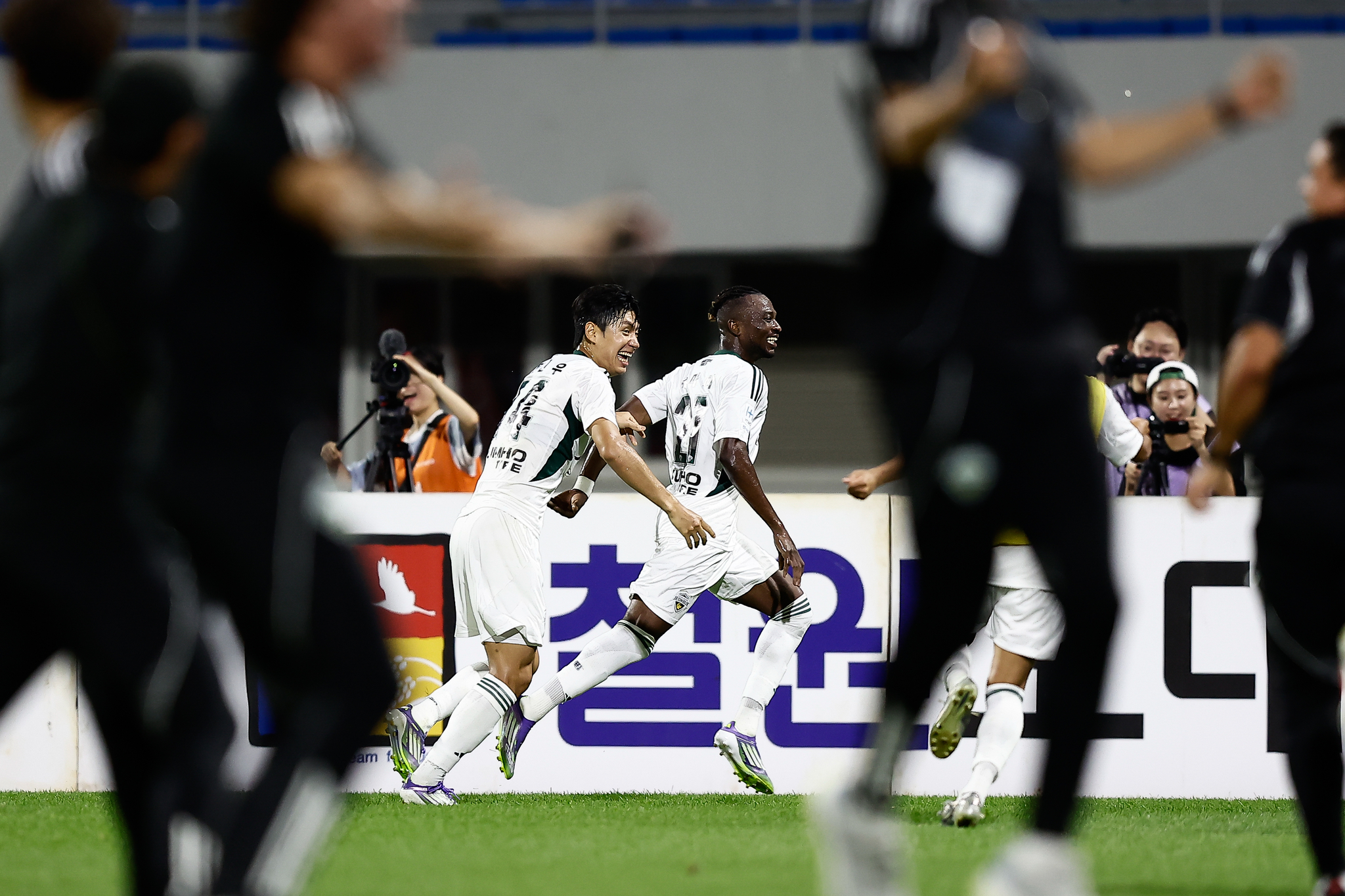 전북 츄마시(가운데)가 코리아컵 4강전에서 역전골을 터트린 뒤 환호하고 있다. [사진 KFA]