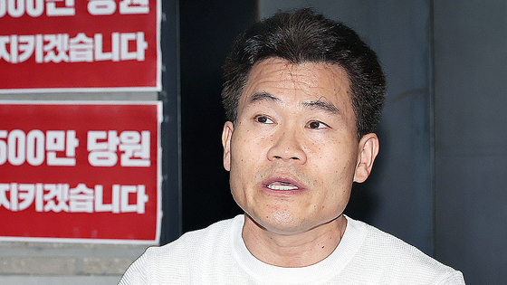  전한길씨가 지난 18일 오후 서울 여의도 국민의힘 중앙당사를 찾아 특검의 국민의힘 압수수색 저지 농성 중인 김문수 당시 당대표 후보와 만나 입장을 밝히고 있다. 뉴스1