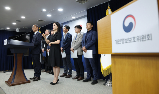 고학수 개인정보보호위원회 위원장이 28일 서울 종로구 정부서울청사에서 브리핑을 갖고 대규모 고객 유심(USIM) 정보 유출 사고가 발생한 SK텔레콤(SKT)에 대한 제재안을 발표하고 있다.  [뉴스1]