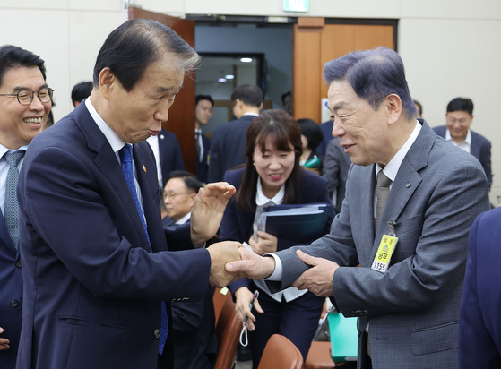 권오을 국가보훈부 장관(왼쪽)과 김형석 독립기념관장이 지난 21일 국회에서 열린 정무위원회에서 인사를 나누고 있다.   연합뉴스