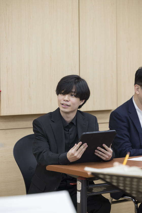서울시관현악단 '웨이브' 프로젝트 연습실에서 악단의 연주를 듣고 있는 조재완 작곡가. 사진 세종문화회관