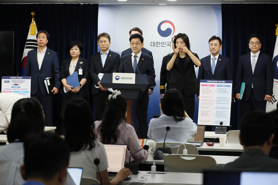 윤창렬 국무조정실장이 28일 서울 종로구 정부서울청사에서 열린 보이스피싱 근절 종합대책 관계부처 합동브리핑에서 발언하고 있다. 연합뉴스