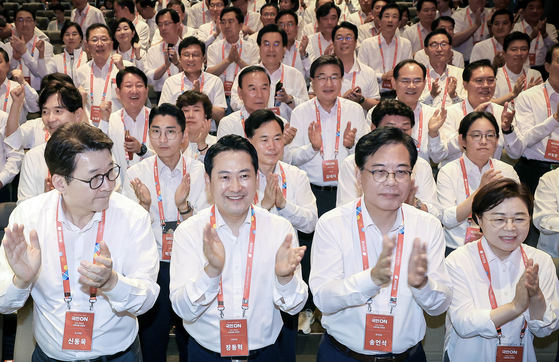 28일 인천국제공항공사 항공교육원에서 열린 2025 국민의힘 국회의원 연찬회에서 장동혁 대표, 송언석 원내대표(앞줄 왼쪽 둘째부터) 등 참석자들이 박수를 치고 있다. 연합뉴스