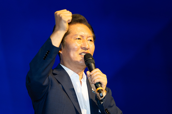 정청래 더불어민주당 대표가 29일 인천 중구 파라다이스시티 컨벤션센터에서 열린 2025 정기국회 더불어민주당 국회의원 워크숍에서 인사말 중 구호를 외치고 있다.뉴스1