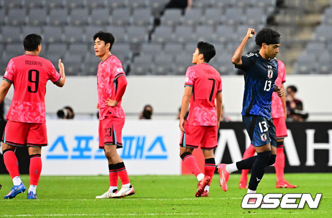 [OSEN=용인, 지형준 기자] 홍명보 감독이 이끄는 남자축구대표팀이 15일 오후 용인 미르스타디움에서 2025 동아시아축구연맹(EAFF) E-1 챔피언십(동아시안컵) 3차전 일본과 경기를 가졌다.한국은 1차전서 중국을 3-0, 2차전서 홍콩을 2-0으로 완파했다. 하지만 일본이 1차전서 홍콩을 6-1, 2차전서 중국을 2-0으로 이겼다. 골득실 +7의 일본이 +5의 한국을 누르고 조 선두인 상황이다. 나란히 2승을 거둔 한국과 일본은 대회 우승컵을 놓고 격돌한다.전반 일본 저메인이 선제골을 넣고 기뻐하고 있다. 2025.07.15 / jpnews@osen.co.kr