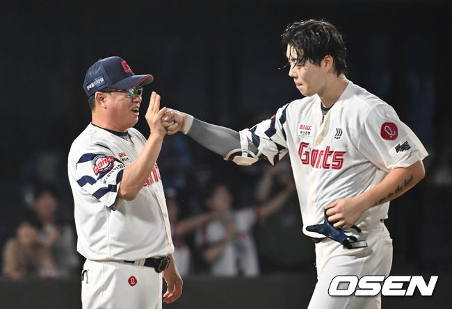 [OSEN=부산, 이석우 기자] 28일 부산 사직야구장에서 2025 신한 SOL 뱅크 KBO 리그 롯데 자이언츠와 KT 위즈의 경기가 열렸다. 홈팀 롯데는 감보아가, 방문팀 KT는 헤이수스가 선발 출전했다.롯데 자이언츠 고승민이 연장 11회말 2사 만루 끝내기 안타를 치고 김태형 감독의 축하를 받고 있다. 2025.08.28 / foto0307@osen.co.kr