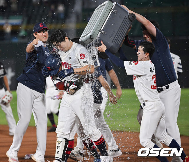 [OSEN=부산, 이석우 기자] 28일 부산 사직야구장에서 2025 신한 SOL 뱅크 KBO 리그 롯데 자이언츠와 KT 위즈의 경기가 열렸다. 홈팀 롯데는 감보아가, 방문팀 KT는 헤이수스가 선발 출전했다.롯데 자이언츠 고승민이 연장 11회말 2사 만루 끝내기 안타를 치고 축하 물세례를 받고 있다. 2025.08.28 / foto0307@osen.co.kr