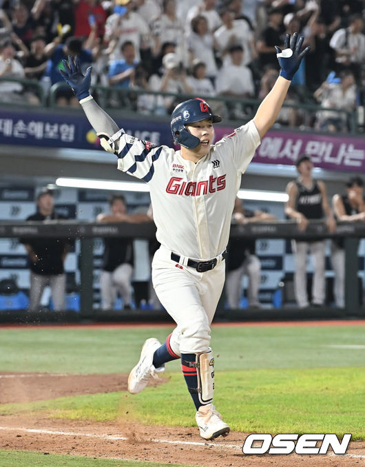 [OSEN=부산, 이석우 기자] 28일 부산 사직야구장에서 2025 신한 SOL 뱅크 KBO 리그 롯데 자이언츠와 KT 위즈의 경기가 열렸다. 홈팀 롯데는 감보아가, 방문팀 KT는 헤이수스가 선발 출전했다.롯데 자이언츠 고승민이 연장 11회말 2사 만루 끝내기 안타를 치고 환호하고 있다. 2025.08.28 / foto0307@osen.co.kr