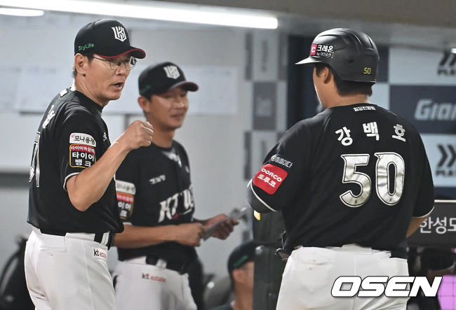 [OSEN=부산, 이석우 기자] 28일 부산 사직야구장에서 2025 신한 SOL 뱅크 KBO 리그 롯데 자이언츠와 KT 위즈의 경기가 열렸다. 홈팀 롯데는 감보아가, 방문팀 KT는 헤이수스가 선발 출전했다.KT 위즈 강백호가 연장 10회초 1사 2루 중견수 앞 1타점 안타를 치고 교체 후 이강철 감독의 축하를 받고 있다. 2025.08.28 / foto0307@osen.co.kr
