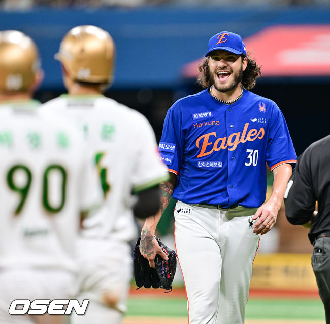 5회말 이닝종료 후 송성문 부르는 폰세 “Hey~ great at-bat!”