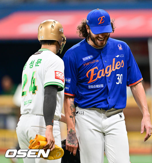 폰세 칭찬에 엉덩이 두드리며 화답하는 송성문 “Thanks, Cody!”