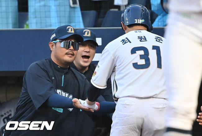 [OSEN=창원, 이석우 기자] 21일 창원NC파크에서 2025 신한 SOL 뱅크 KBO 리그 NC 다이노스와 삼성 라이온즈의 경기가 열렸다. 홈팀 NC는 로건이, 방문팀 삼성은 가라비토가 선발 출전했다. NC 다이노스 이호준 감독이 1회말 1사 우월 솔로 홈런을 친 최원준을 반기고 있다. 2025.08.21 / foto0307@osen.co.kr