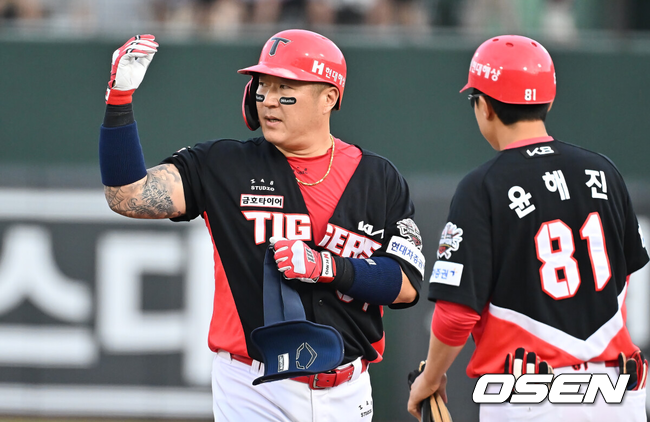 KIA 최형우가 득점타를 터트리고 퍼포먼스를 하고 있다./OSEN DB