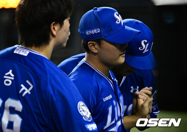 [OSEN=잠실, 조은정 기자]28일 오후 서울 잠실구장에서 ‘2025 신한 SOL Bank KBO리그’ 두산 베어스와 삼성 라이온즈의 경기가 열렸다.두산은 최민석, 삼성은 최원태를 선발로 내세웠다.삼성 이호성이 5회말 자신의 승계주자를 무실점으로 막아낸 이승민을 맞이하고 있다. 2025.08.28 /cej@osen.co.kr