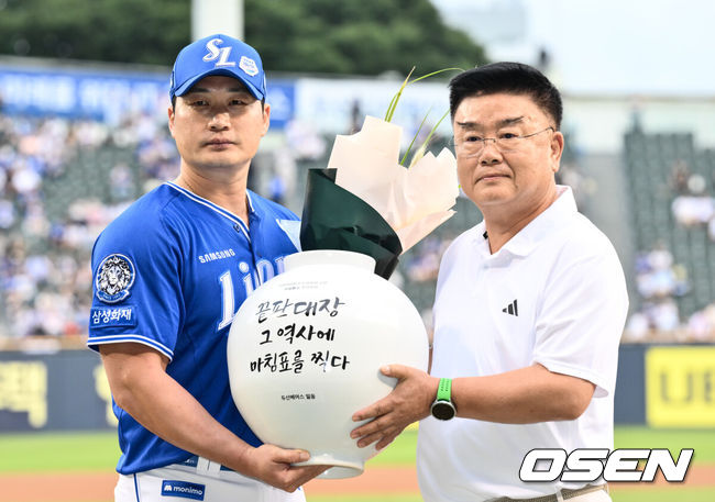 [OSEN=잠실, 조은정 기자]28일 오후 서울 잠실구장에서 ‘2025 신한 SOL Bank KBO리그’ 두산 베어스와 삼성 라이온즈의 경기에 앞서 삼성 투수 오승환의 은퇴투어 기념 행사가 열렸다.오승환은 지난 6일 은퇴를 선언했다. 21년 프로생활의 마침표를 찍는 오승환의 유니폼 배번21은 22(이만수) 10(양준혁) 36(이승엽)에 이어 구단 사상 4번째 영구결번으로 지정될 예정이다.삼성 오승환이 두산 김태룡 단장에게 항아리를 전달 받고 있다. 2025.08.28 /cej@osen.co.kr