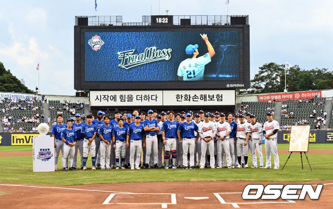 [OSEN=잠실, 조은정 기자]28일 오후 서울 잠실구장에서 ‘2025 신한 SOL Bank KBO리그’ 두산 베어스와 삼성 라이온즈의 경기에 앞서 삼성 투수 오승환의 은퇴투어 기념 행사가 열렸다.오승환은 지난 6일 은퇴를 선언했다. 21년 프로생활의 마침표를 찍는 오승환의 유니폼 배번21은 22(이만수) 10(양준혁) 36(이승엽)에 이어 구단 사상 4번째 영구결번으로 지정될 예정이다.삼성 오승환이 양팀 선수단과 기념촬영을 하고 있다. 2025.08.28 /cej@osen.co.kr