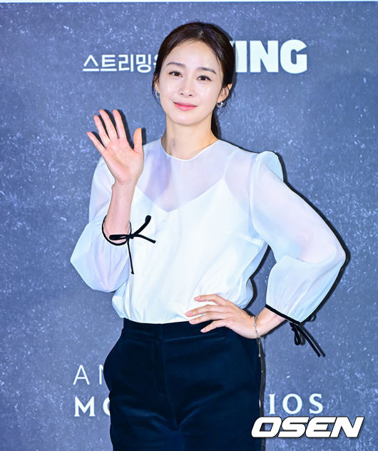 [OSEN=지형준 기자] 21일 서울 용산구 CGV 용산아이파크몰에서 아마존프라임 시리즈 ‘버터플라이’ 내한 기자간담회가 열렸다.동명 베스트셀러 그래픽 노블을 원작으로 한 ‘버터플라이(Butterfly)’는 전직 미 정보요원 데이비드 정(대니얼 대 킴)과 그를 제거하기 위해 파견된 현직 요원 레베카(레이나 하디스티)의 숨 막히는 추격전을 그린다.'로스트'의 글로벌 스타 대니얼 대 킴(Daniel Dae Kim)이 제작과 주연을 맡았고, 여기에 김태희, 박해수, 김나윤, 김지훈, 성동일, 이일화 등 한국 스타 배우가 대거 합류했다. 또한 서울의 랜드마크인 한강, 청계천, 종로, 여의도 등에서 주요 장면을 촬영하고, 예고편에 방탄소년단 제이홉의 솔로곡 ‘왓 이프(What If)’을 사용하는 등 ‘한국을 제대로 담은 미드’로 기대감을 높이고 있다.배우 김태희가 포토타임을 하고 있다. 2025.08.21. / jpnews@osen.co.kr