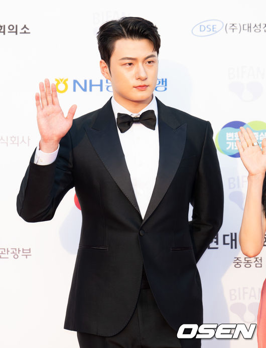 [OSEN=김성락 기자] 3일 오후 경기 부천시 부천아트센터에서 제29회 부천국제판타스틱영화제(BIFAN) 개막식 레드카펫 행사가 열렸다. 올해 상영작은 41개국 217편으로, 장편 103편, 단편 77편, AI(인공지능) 영화 11편, XR(확장현실) 영화 26편으로 구성됐다.배우 신승호가 포토타임을 갖고 있다. 2025.07.03 / ksl0919@osen.co.kr