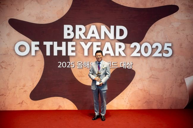 김기태 보람상조 대표이사가2025올해의 브랜드대상을 수상한 뒤 기념촬영을 하고 있다. / 사진제공=보람그룹