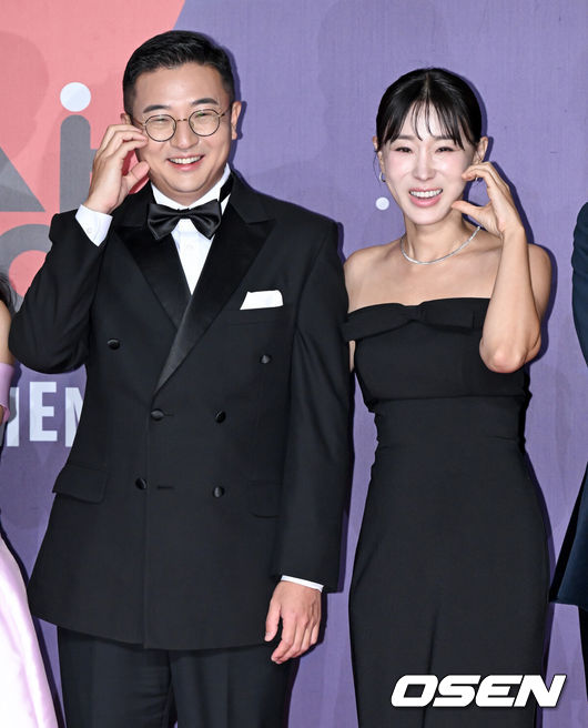 [OSEN=조은정 기자]2023 SBS연예대상 포토월 행사가 30일 서울 마포구 상암 SBS 프리즘타워에서 열렸다.문재완, 이지혜 부부가 레드카펫을 밟으며 포즈를 취하고 있다. 2023.12.30/cej@osen.co.kr