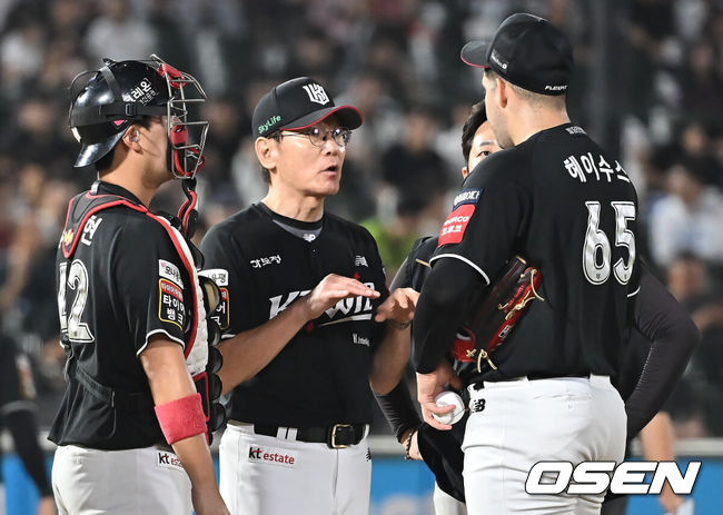 [OSEN=부산, 이석우 기자] 28일 부산 사직야구장에서 2025 신한 SOL 뱅크 KBO 리그 롯데 자이언츠와 KT 위즈의 경기가 열렸다. 홈팀 롯데는 감보아가, 방문팀 KT는 헤이수스가 선발 출전했다.KT 위즈 이강철 감독이 6회말 1사 1루 헤이수스의 보크 판정에 마운드에 올라 얘기하고 있다. 2025.08.28 / foto0307@osen.co.kr