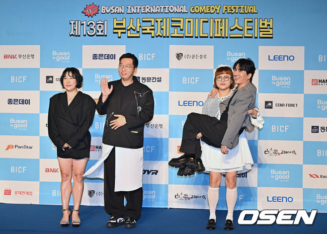 [OSEN=부산, 이석우 기자] 29일 부산  벡스코 오디토리움에서 제13회 부산국제코미디페스티벌(BICF) 개막식이 열렸다. 대한민국 최정상급 개그맨들과 9개국 해외 코미디언, 인기 유튜브 크리에이터들까지 100여명이 넘는 코미디언들을 만나볼 수 있다.개그콘서트 말자할매(김영희, 정범균), 데프콘어때요(조수연, 신윤승) 팀이 블루카펫 행사에서 포즈를 취하고 있다. 2025.08.29 / foto0307@osen.co.kr