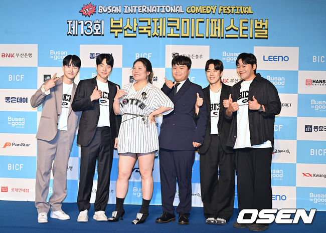 [OSEN=부산, 이석우 기자] 29일 부산  벡스코 오디토리움에서 제13회 부산국제코미디페스티벌(BICF) 개막식이 열렸다. 대한민국 최정상급 개그맨들과 9개국 해외 코미디언, 인기 유튜브 크리에이터들까지 100여명이 넘는 코미디언들을 만나볼 수 있다.개그콘서트 세기의 대결(송재인 임성욱 이현정 오정율 심문규 이세진) 팀이 블루카펫 행사에서 포즈를 취하고 있다. 2025.08.29 / foto0307@osen.co.kr