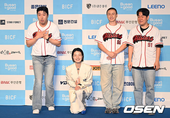 [OSEN=부산, 이석우 기자] 29일 부산  벡스코 오디토리움에서 제13회 부산국제코미디페스티벌(BICF) 개막식이 열렸다. 대한민국 최정상급 개그맨들과 9개국 해외 코미디언, 인기 유튜브 크리에이터들까지 100여명이 넘는 코미디언들을 만나볼 수 있다.안영미와 서울코미디올스타스(송하빈, 김주환, 문지완) 팀이 블루카펫 행사에서 포즈를 취하고 있다. 2025.08.29 / foto0307@osen.co.kr