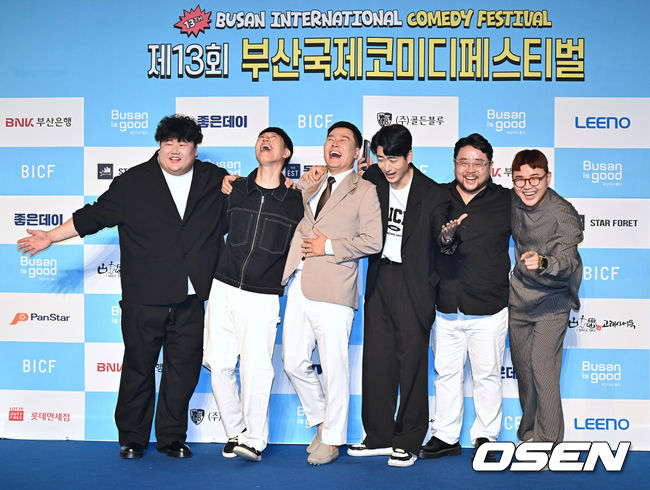 [OSEN=부산, 이석우 기자] 29일 부산  벡스코 오디토리움에서 제13회 부산국제코미디페스티벌(BICF) 개막식이 열렸다. 대한민국 최정상급 개그맨들과 9개국 해외 코미디언, 인기 유튜브 크리에이터들까지 100여명이 넘는 코미디언들을 만나볼 수 있다.해수욕쇼(김태원, 탁, 변기수, 김성원, 송영길, 정승진) 팀이 블루카펫 행사에서 포즈를 취하고 있다. 2025.08.29 / foto0307@osen.co.kr