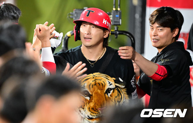 [OSEN=수원, 박준형 기자]  29일 오후 수원 KT위즈파크에서 ‘2025 신한 SOL BANK KBO리그’ KT 위즈와 KIA 타이거즈의 경기가 진행됐다.이날 경기에 KT는 패트릭을, KIA는 네일을 선발투수로 내세웠다. 7회초 1사 KIA 나성범이 솔로홈런을 날린뒤 동료들의 축하를 받고 있다.     2025.08.29 / soul1014@osen.co.kr