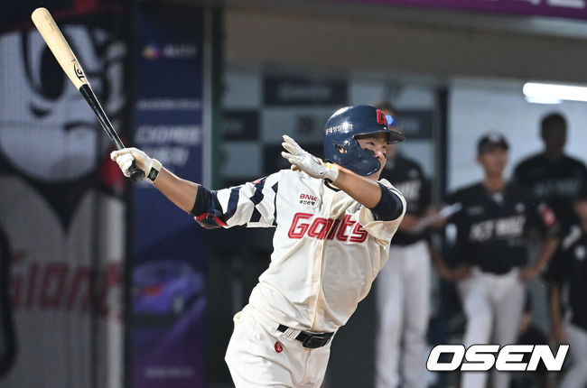 [OSEN=부산, 이석우 기자] 26일 부산 사직야구장에서 2025 신한 SOL 뱅크 KBO 리그 롯데 자이언츠와 KT 위즈의 경기가 열렸다. 홈팀 롯데는 나균안이, 방문팀 KT는 오원석이 선발 출전했다.롯데 자이언츠 박찬형이 5회말 우익수 앞 안타를 치고 있다. 2025.08.26 / foto0307@osen.co.kr