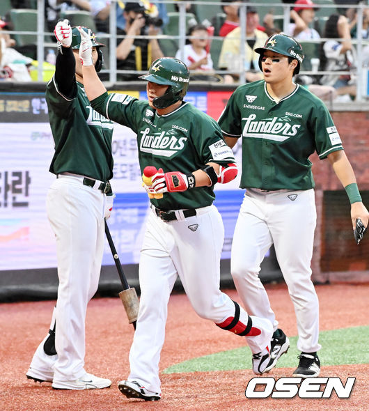 [OSEN=인천, 민경훈 기자] 29일 인천 SSG랜더스필드에서 ‘2025 신한 SOL Bank KBO리그’ SSG 랜더스와 NC 다이노스의 경기가 열렸다. 2회말 무사 주자 1루 SSG 최정이 좌중월 선취 투런 홈런을 때린 후 홈을 밟으며 기뻐하고 있다. 2025.08.29 / rumi@osen.co.kr