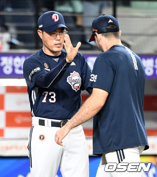 [OSEN=대전, 이대선 기자] 프로야구 두산 베어스가 박계범의 깜짝 만루 홈런으로 7연승을 질주했다. 류현진을 내고도 패한 한화 이글스는 시즌 팀 최다 5연패 충격에 빠졌다.두산은 21일 대전 한화생명볼파크에서 열린 2025 신한 SOL Bank KBO리그 한화와의 원정경기를 6-3으로승리했다.경기 종료 후 두산 조성환 감독대행이 잭로그와 승리의 기쁨을 나누고 있다. 2025.08.21 /sunday@osen.co.kr