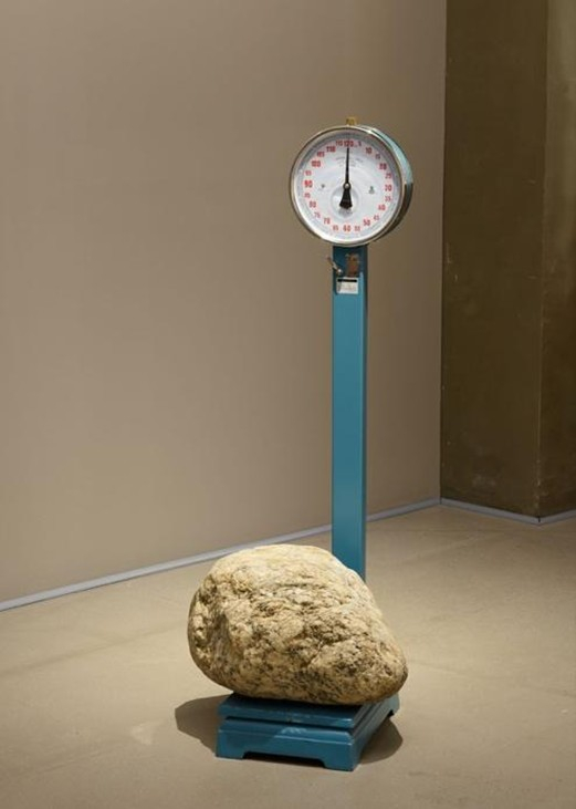 ‘계량기와 돌’, 1970(2003 재제작), 현재 국립현대미술관 서울관에 전시돼 있다. 무거운 돌이 올려져 있으나 계량기 눈금은 ‘0’을 가리킨다. [사진 국립현대미술관]