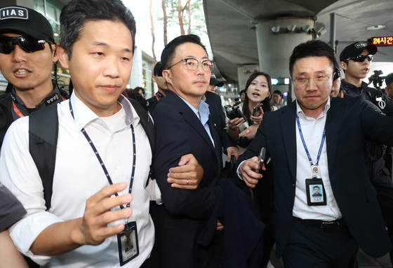 특별검사팀 수사에 불응하며 해외로 도피했던 이른바 ‘김건희 씨 집사’로 지목된 김예성 씨가 지난 12일 오후 인천국제공항에 입국한 뒤 대기 중이던 특검팀에 체포되어 특검 사무실로 이송되고 있다. 김경록 기자