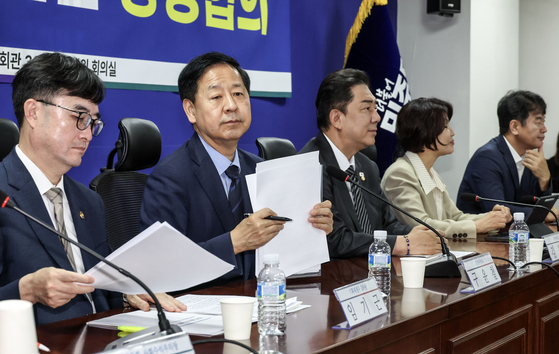 구윤철 부총리 겸 기획재정부 장관이 26일 오전 국회 의원회관에서 열린 '2026 예산안 당정협의'에 참석해 예산안 관련 설명을 하고 있다. 김성룡 기자