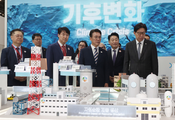 ‘2025 기후산업국제박람회(WCE)’가 개막한 지난 27일, 부산 해운대구 벡스코 제1전시장을 찾은 김민석 국무총리(앞줄 오른쪽 둘째) 등이 전시부스를 둘러보고 있다. 29일까지 열리는 이번 박람회에는 기후·에너지 분야 540여 개 기업·기관이 참가했다. 송봉근 기자