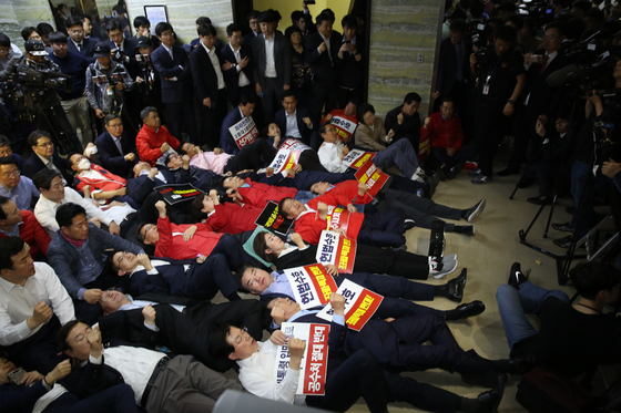 2019년 4월 30일 새벽 나경원 자유한국당 원내대표와 의원들이 여의도 국회 정치개혁특별위원회(정개위)가 열린 정무위원회 앞에서 구호를 외치고 있다. 김경록 기자