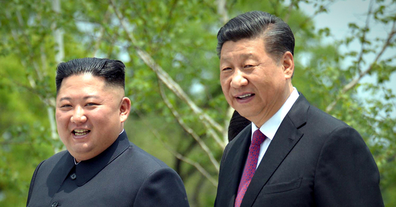 김정은 북한 국무위원장(왼쪽)과 시진핑(習近平) 중국 국가주석. 사진은 지난 2019년 6월 21일 평양 금수산영빈관에서 산책하는 모습. 연합뉴스