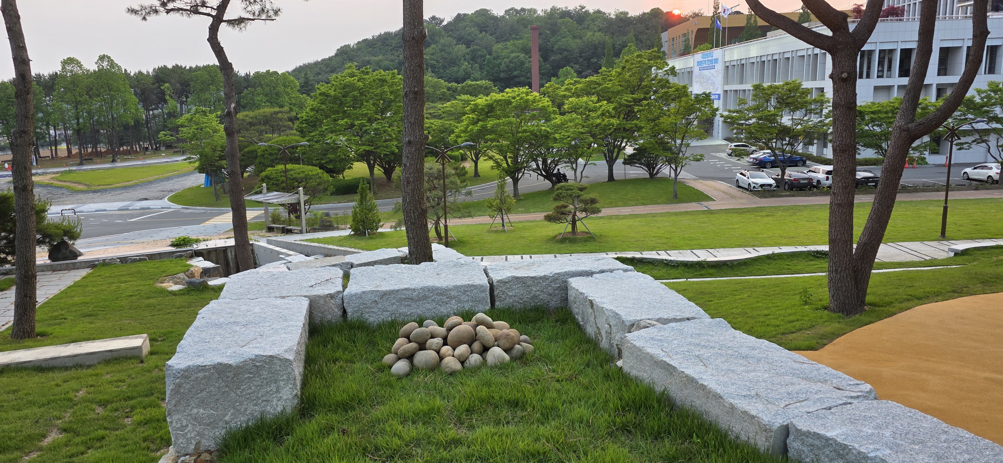 국립창원대박물관이 소장 중이던 남해 임진성 석환(石丸)을 대학본부 일원 탁청대공원 ‘탁청의 벽’ 위에 전시했다.