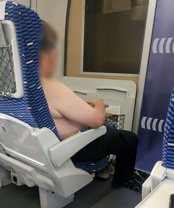 KTX에서 상의를 벗고 앉아 있는 승객이 포착돼 논란이다. 온라인커뮤니티 캡처