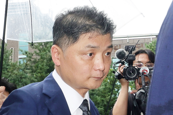 지난해 7월 22일 SM 시세조종 의혹을 받고 있는 김범수 카카오 경영쇄신위원회 위원장이 영장실질심사를 받기 위해 서울남부지법으로 들어서고 있다. 장진영 기자
