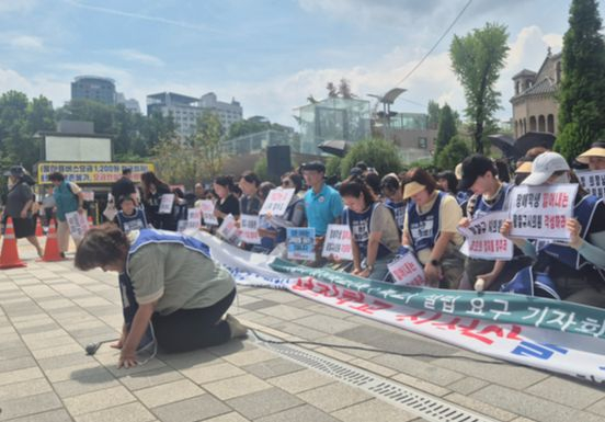 전국장애인부모연대 서울지부 회원 등이 지난 27일 오후 서울 중구 세종대로 서울시의회 앞에서 성진학교 설립 요구 기자회견을 하고 있다. 이들은 이날 기자회견에서 "우리 아이들과 가족들을 살려달라" 말하며 무릎을 꿇었다. 전율 기자