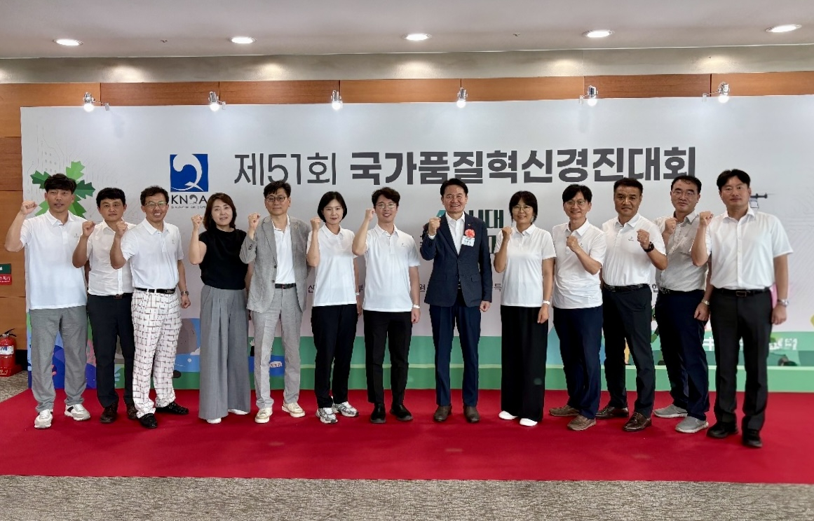 김봉빈 한국동서발전 안전기술부사장(오른쪽 6번째)와 국가품질혁신경진대회 참가자들이 기념사진을 찍고 있다.