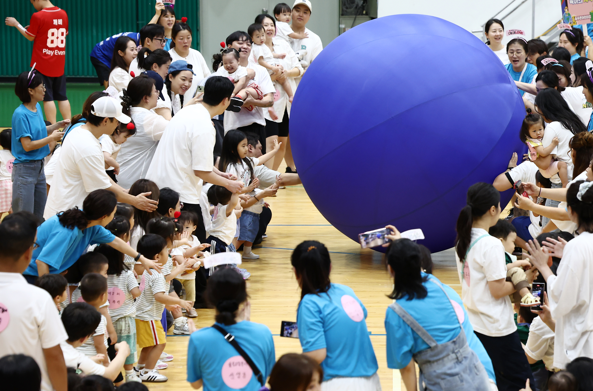 29일 성남 중원구 성남실내체육관에서 열린 '제2회 아장아장 운동회'에 참가한 학부모들과 아이들이 공굴리기 놀이를 하며 즐거운 시간을 보내고 있다. 뉴스1