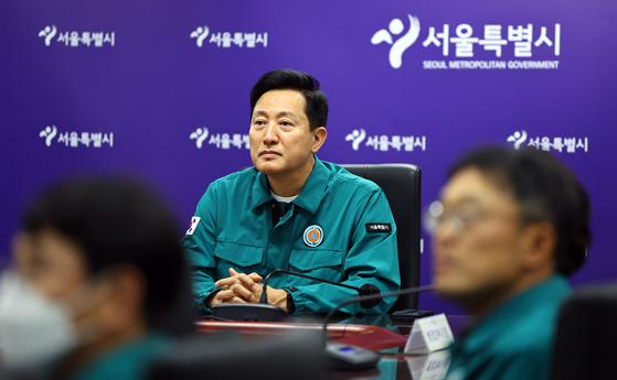 오세훈 서울시장이 20일 서울 중구 서울시청 충무기밀실에서 2025년 공습 대비 민방위 훈련 관련 보고를 듣고 있다. 뉴시스