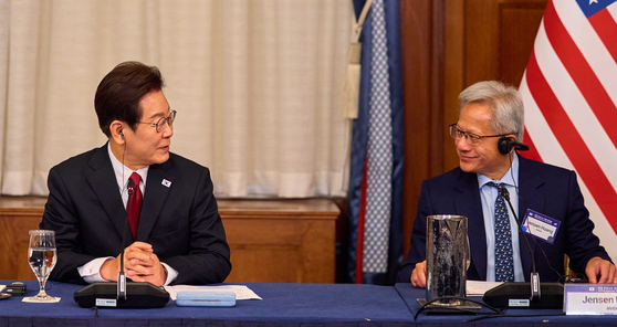이재명 대통령이 25일(현지시간) 미국 워싱턴DC 윌라드 호텔에서 열린 한미 비즈니스 라운드 테이블에서 젠슨 황 엔비디아 CEO와 대화하고 있다. [대통령실사진기자단] 2025.08.26.
